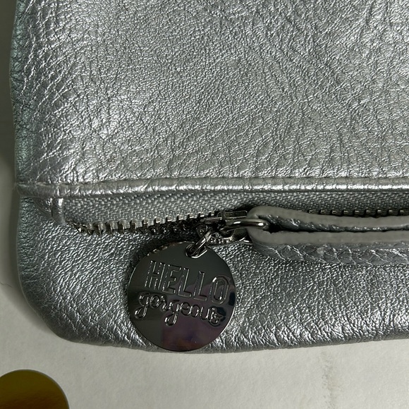 Silver vegan leather clutch with zipper - Picture 3 of 4